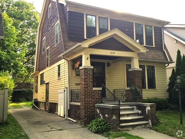 Building Photo - 1235 Lakepointe St