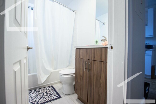 Foto del edificio - Central Kenmore Sq. Location, Heat, Hot Water Included, Steps from BU Campus, Laundry on a Site, ...
