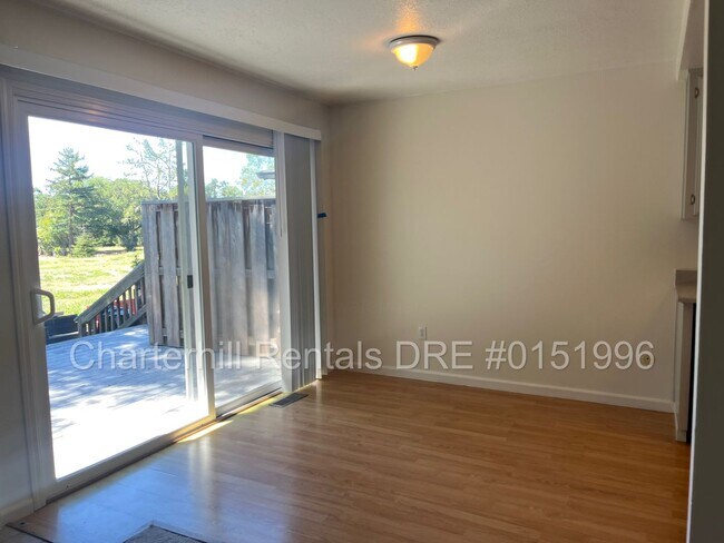 Foto del edificio - Larkfield -spacious single level with attached one car garage - backs to the old Wikiup Golf Course!