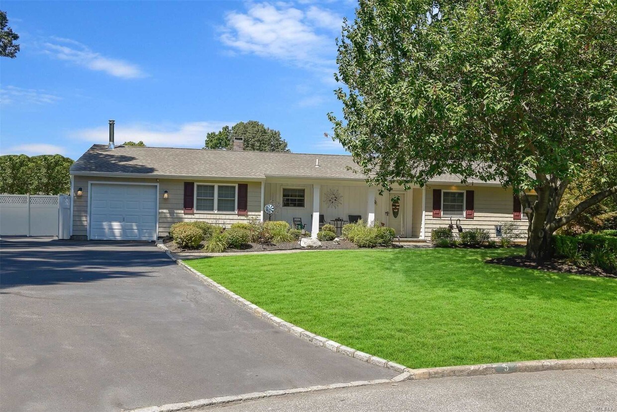 5 Sullivan Ct, Mount Sinai, NY 11766 House for Rent in Mount Sinai