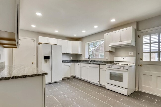 Photo - One Level Living -- 5bed / 3bath - Chevy Chase House