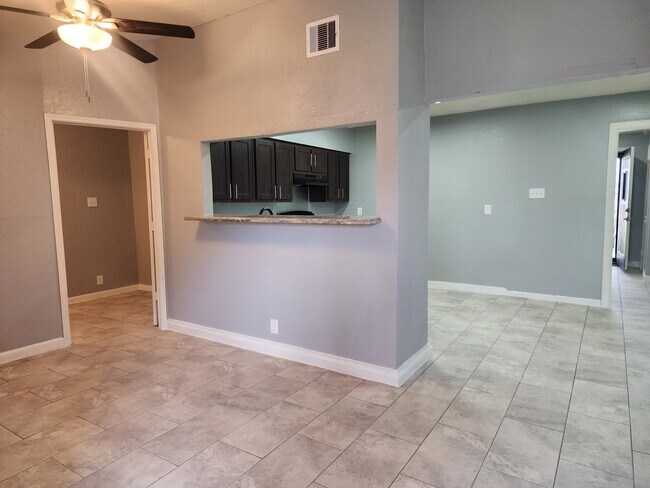 Foto del edificio - 418 E 1st St