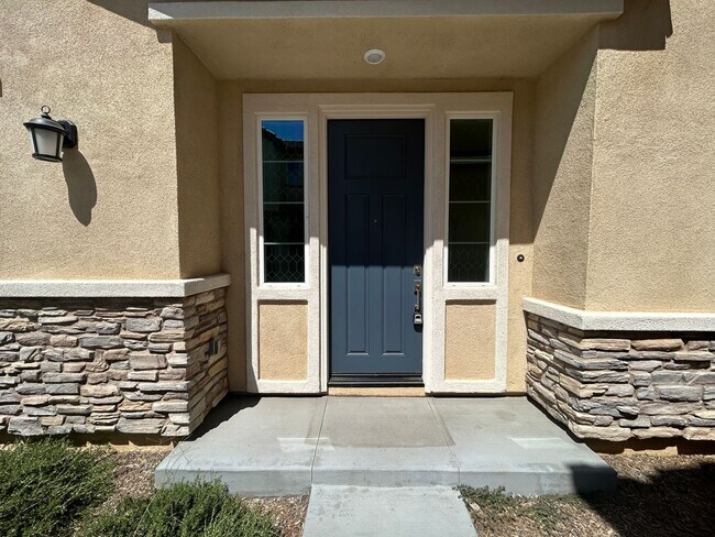 Building Photo - Gorgeous 3 Bedroom, 2.5 Bathroom in North ...