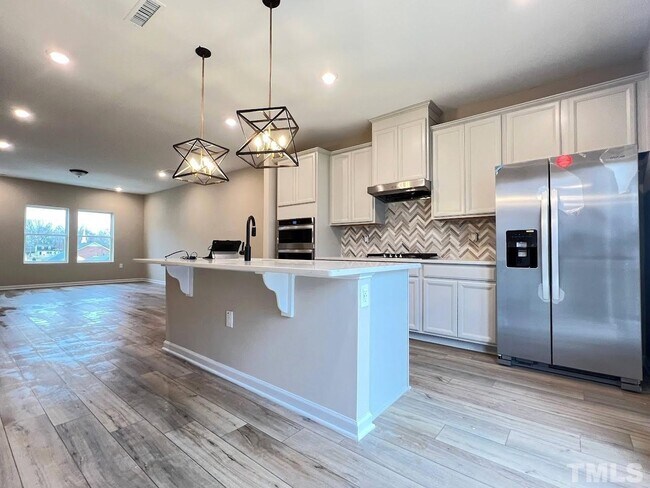 Foto del edificio - 4 Bedroom Luxury Townhome close to Raleigh Downtown