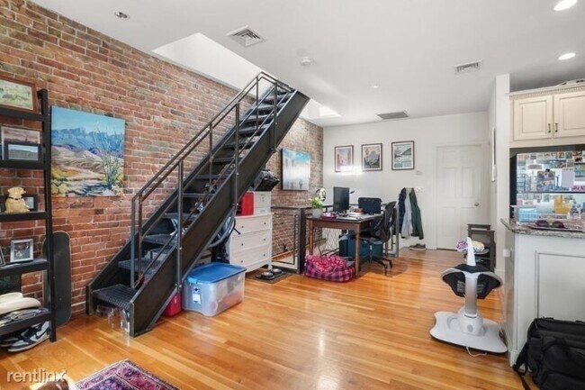 Building Photo - 1 br, 1 bath Condo - 191 Warren Ave 4 Unit 4