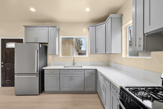 Building Photo - 146 S Parish Pl