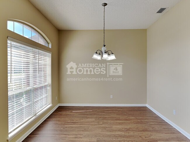 Foto del edificio - 9239 Sharnbrook Lane