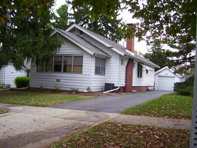 Building Photo - Great Location close to Clark Park!