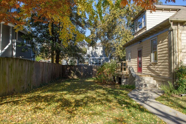 Foto del edificio - Coming Soon! Charming corner lot home for ...