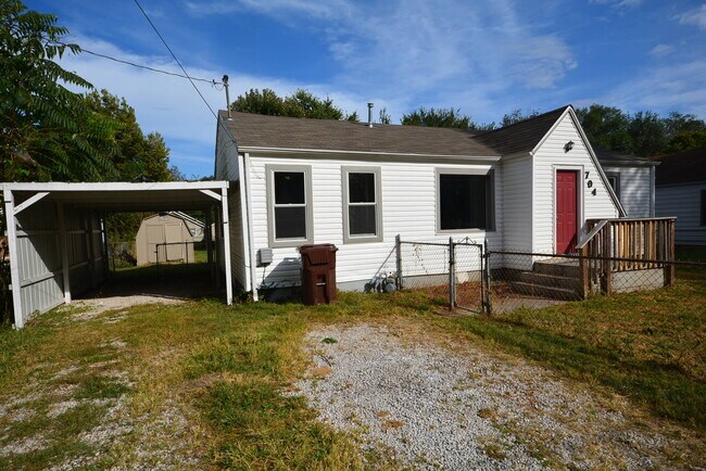 Building Photo - 3 Bedroom, 1 Bath totally fenced-in yard
