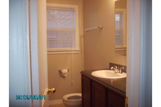 Unit B duplex bathroom - 3435 Rosedale St