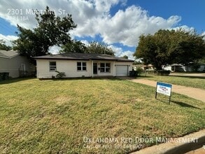 Building Photo - 2301 Mustang St