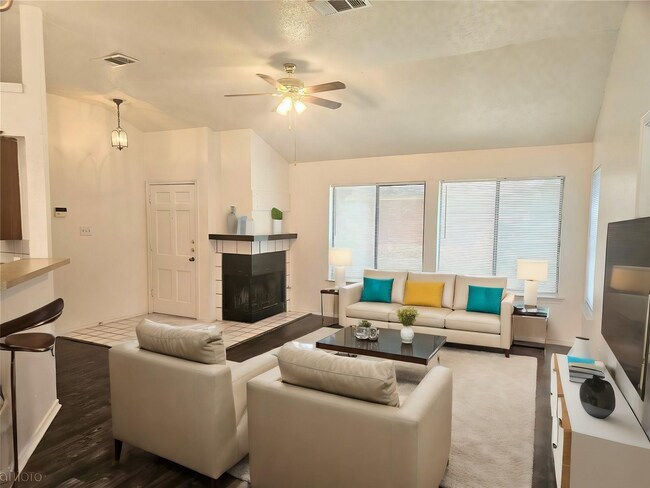 Foto del edificio - Nice single family in Grand Prairie with large, fenced back yard