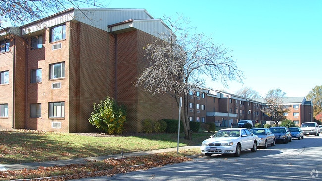 Building Photo - Suburban House