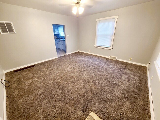 Building Photo - 240 W Woodland Ln