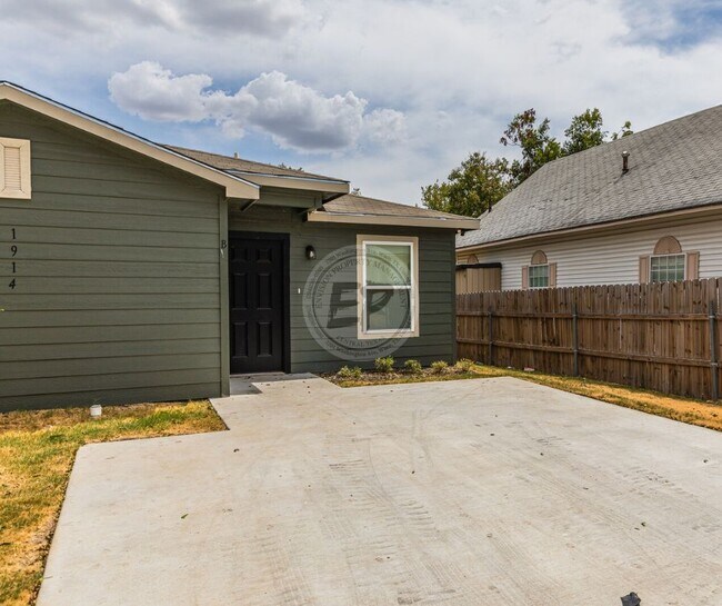 1914 Herring Ave, Waco, TX 76708 Townhome Rentals in Waco TX