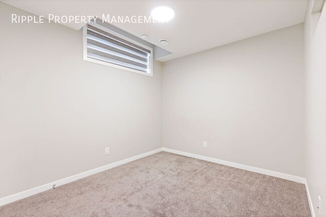 Building Photo - Modern 2 Beds, 2 Baths Basement/Lower | Av...