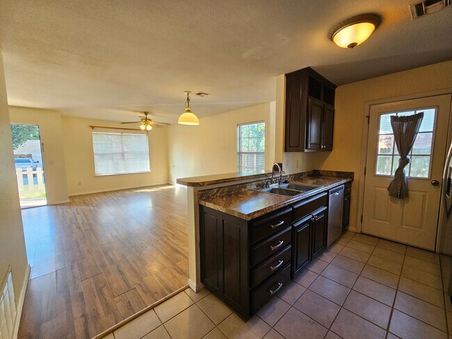 Foto del edificio - (3) Bed (2) Bath in Noble Avail NOW!