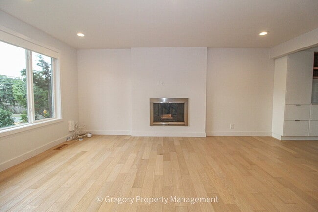 Building Photo - 604 9th Ave