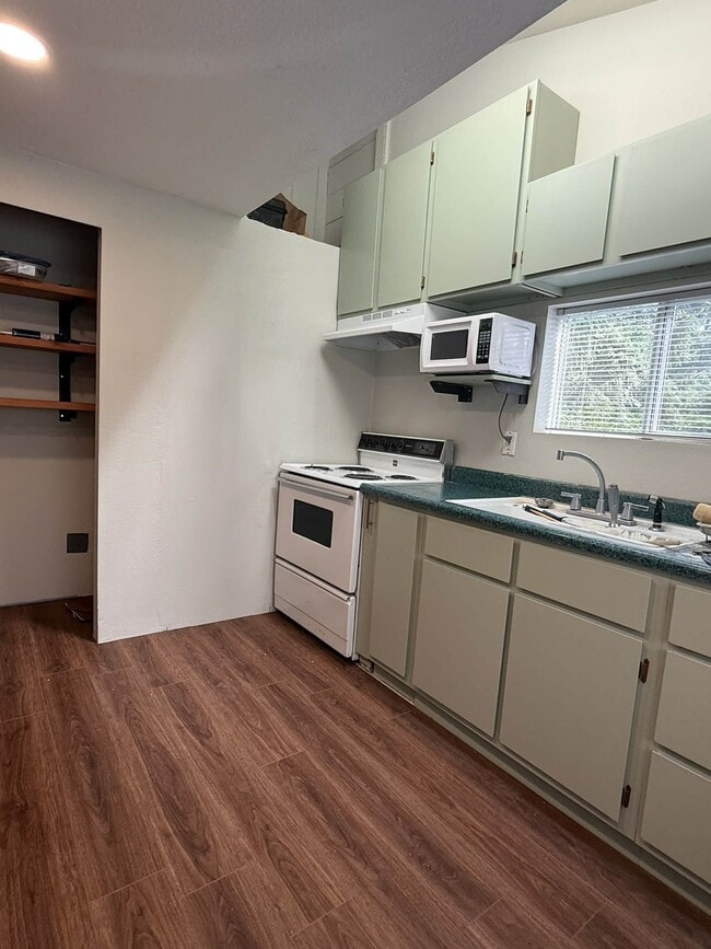 Building Photo - 20 NE Saber Dr