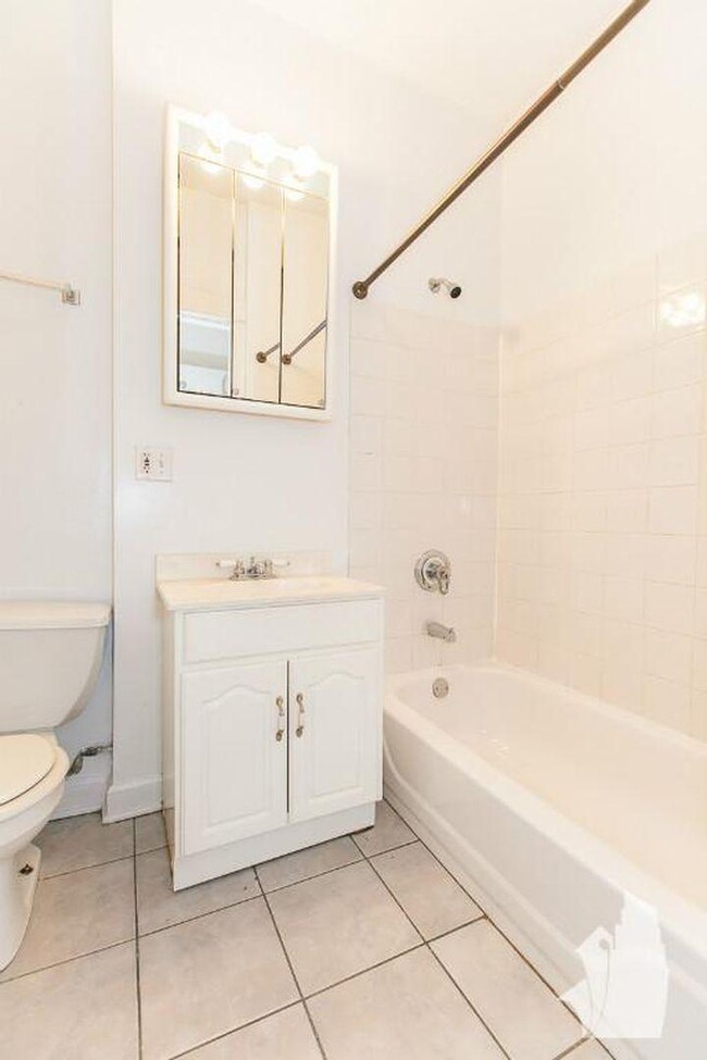 Building Photo - 4 bedroom in Chicago IL 60613
