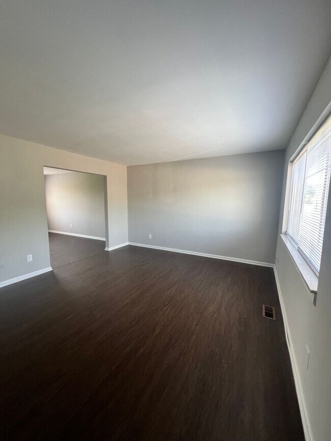 Foto del edificio - Spacious 2 bedroom/1.5 Bath Townhouse with...