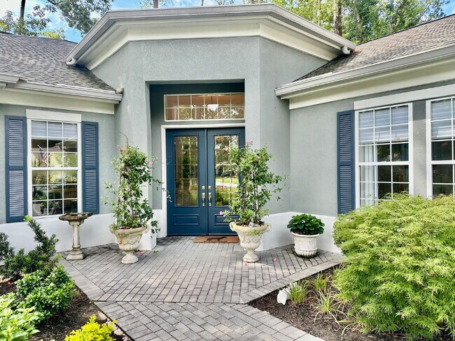 Building Photo - Spacious Beautifully Appointed Two Bedroom...