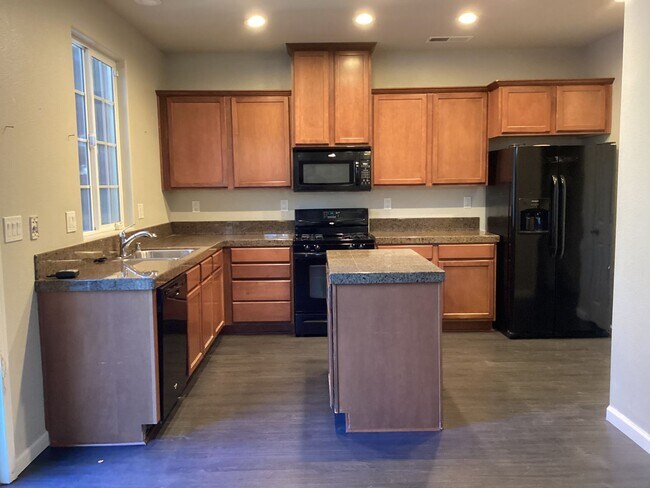 Foto del edificio - OPEN HOUSE TUESDAY 1/23/24 3:30 pm - 4:00 ...