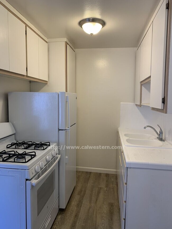 Building Photo - 395 S 4th St