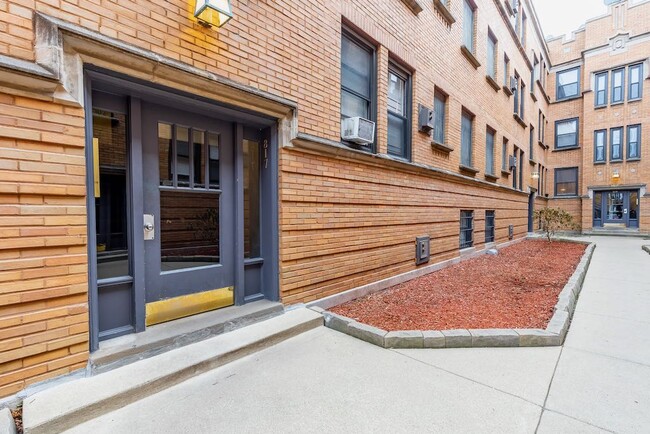 Building Photo - 822 W Cornelia Ave