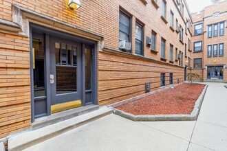 Building Photo - 838 W Cornelia Ave