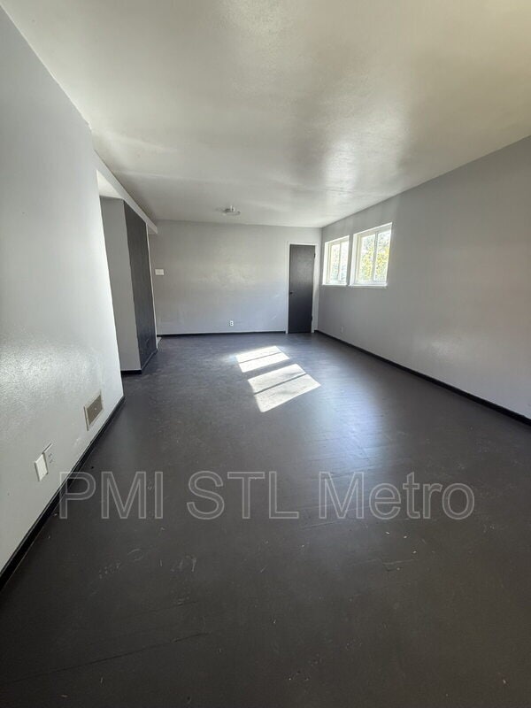 Building Photo - 10736 Spring Garden Dr