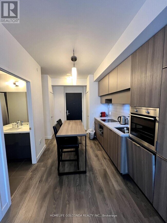 Photo du bâtiment - 8 Eglinton Ave E