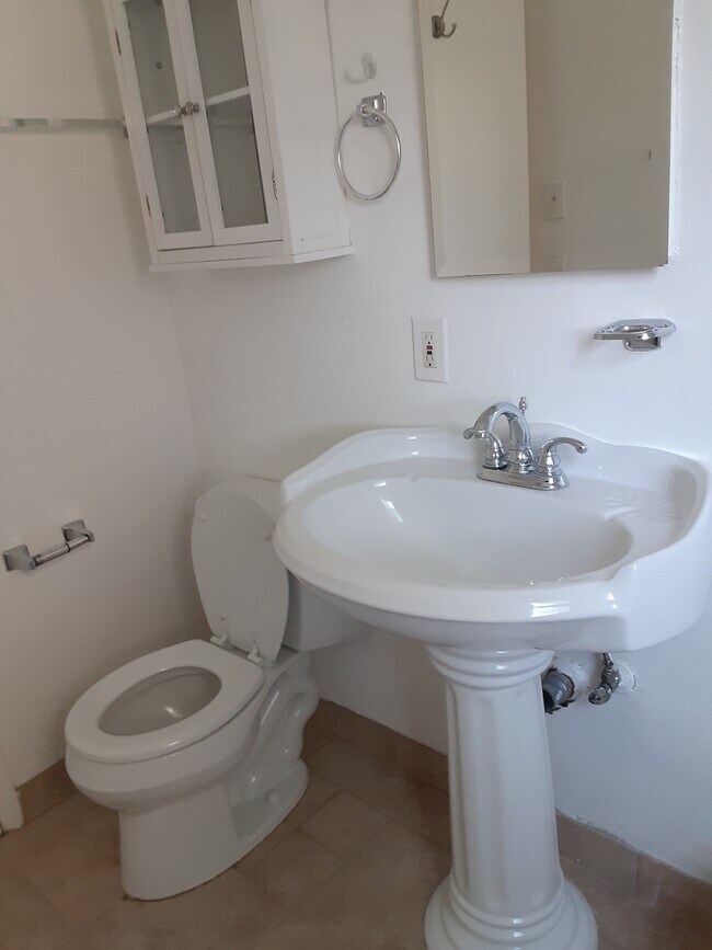 Building Photo - 2458 Mohawk St