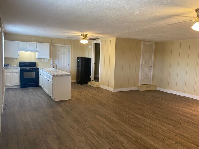 Building Photo - Studio Home located in Rogersville, TN