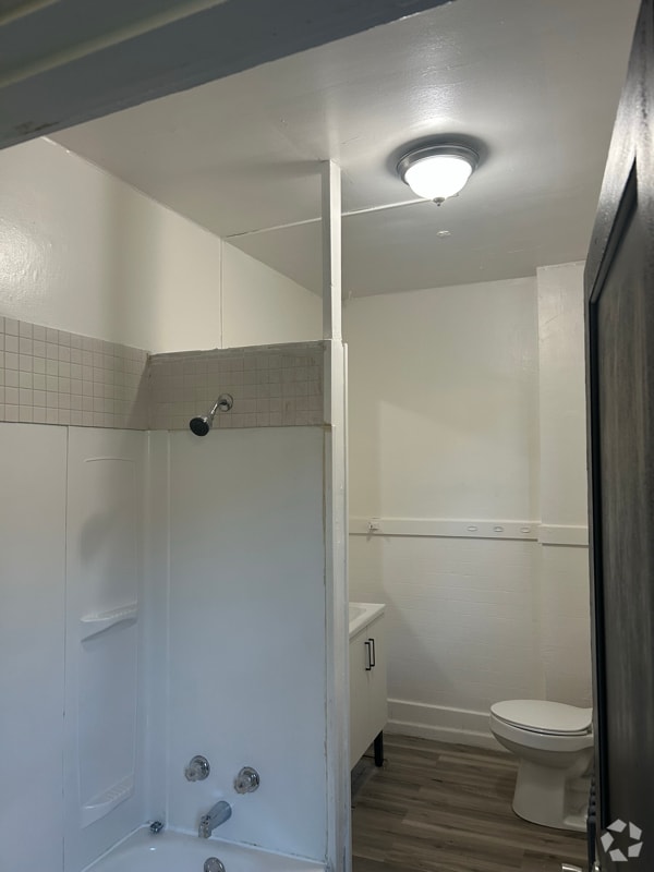 Building Photo - 702 Airbrake Ave