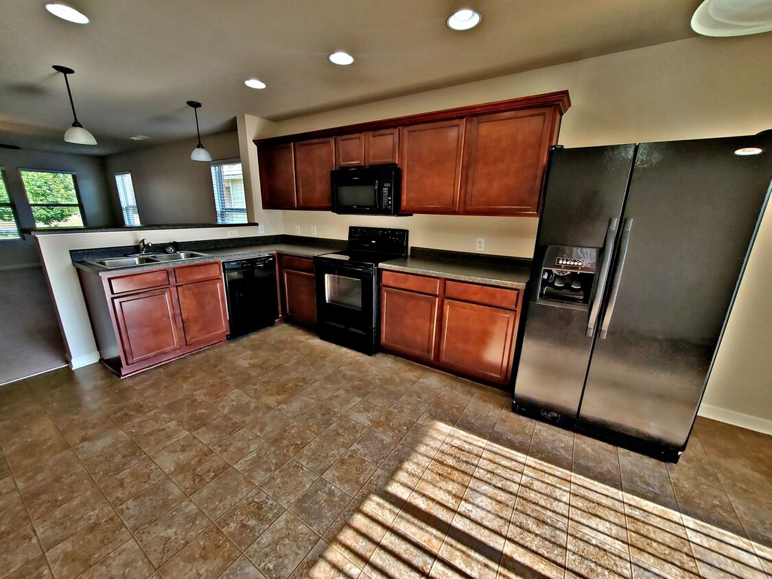 Foto principal - ***MOVE IN SPECIAL** Madison - 3 BR / 2 BA...