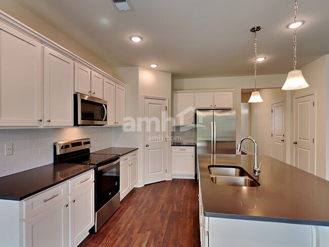 Building Photo - 216 Willow Ln