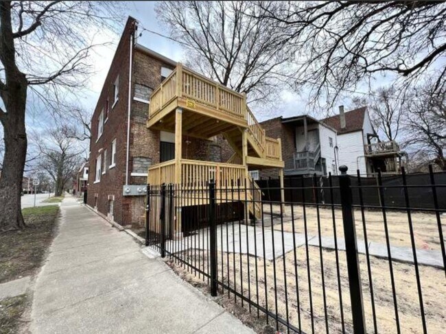 Back Entrance - 7300 S Kenwood Ave