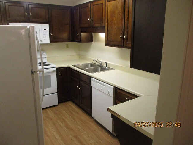 Foto del edificio - 2110 Lennox St