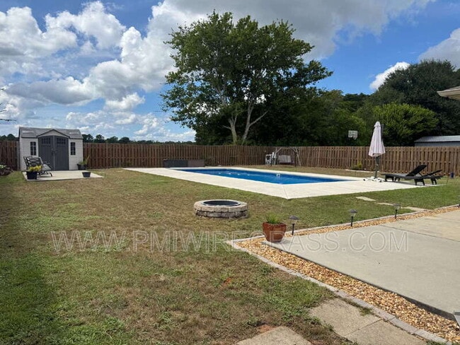 Building Photo - 303 Ponderosa Dr