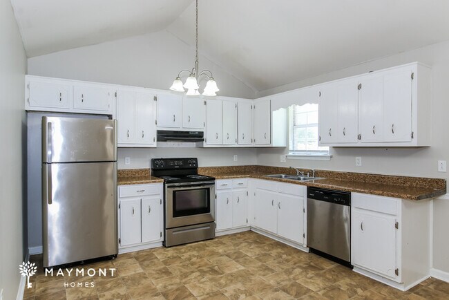 Building Photo - Charming Three Bedroom