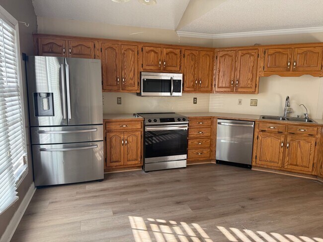 Foto del edificio - 3 Bedroom Home with Back Deck & Large Fenced-In Yard!