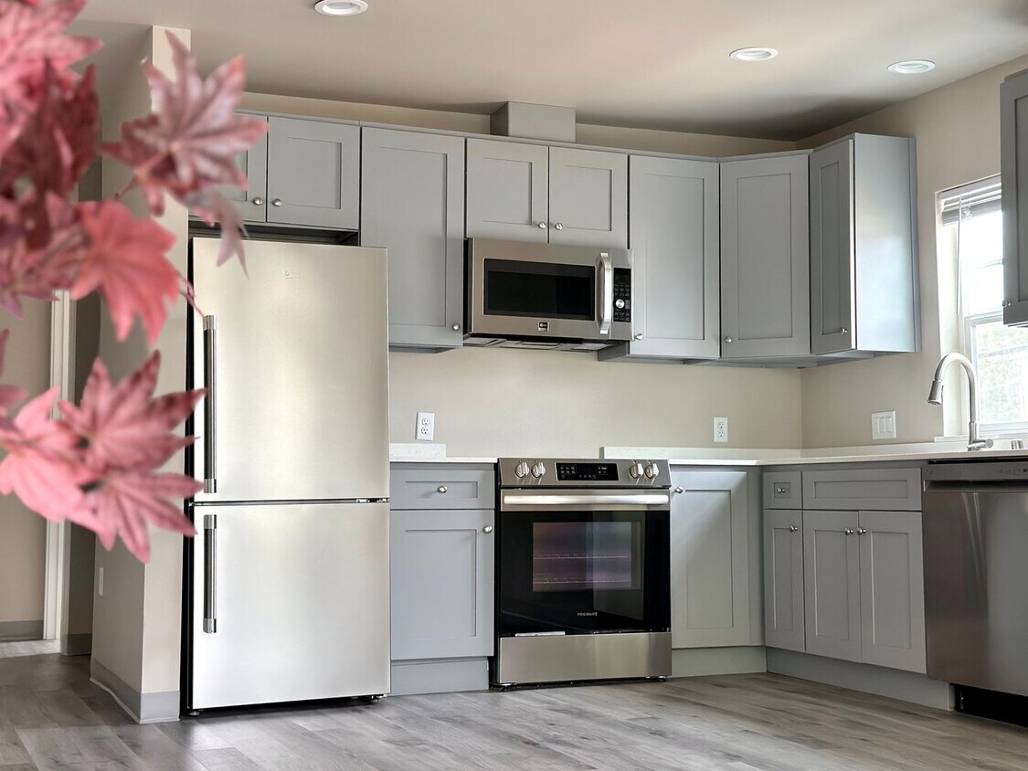 Foto principal - 2BR | 1BA – Washer & Dryer, A/C in Every R...
