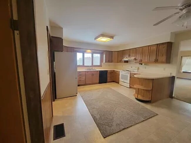 large kitchen with ample counter space - 16981 M-52 House