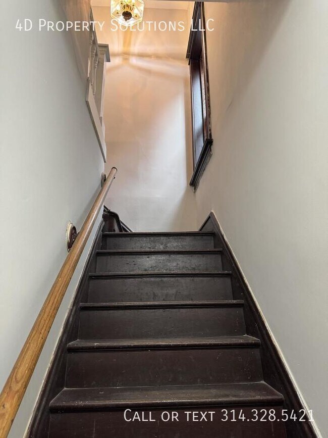 Building Photo - Welcoming 2 Bedroom Duplex in St. Louis - ...