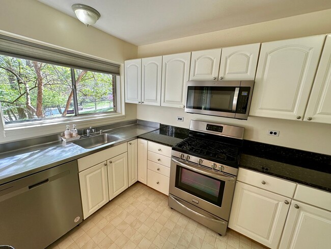 Building Photo - 1-bed/1-bath condo in Bethesda Parkside co...