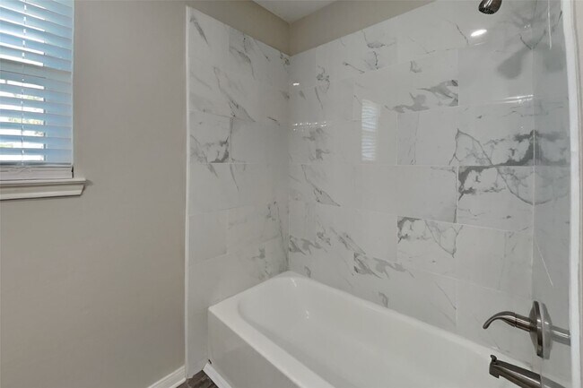 Foto del edificio - 3143 Rainpark Ln