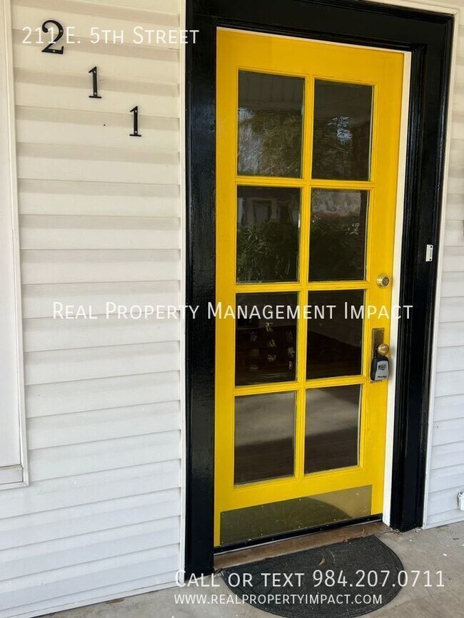 Foto del edificio - Renovated Vintage 2 Bedroom 2 Bath Bungalo...