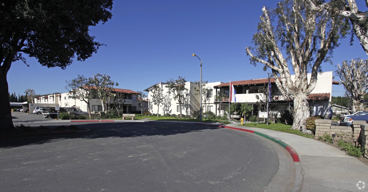 Tustin Plaza Apartments Photo